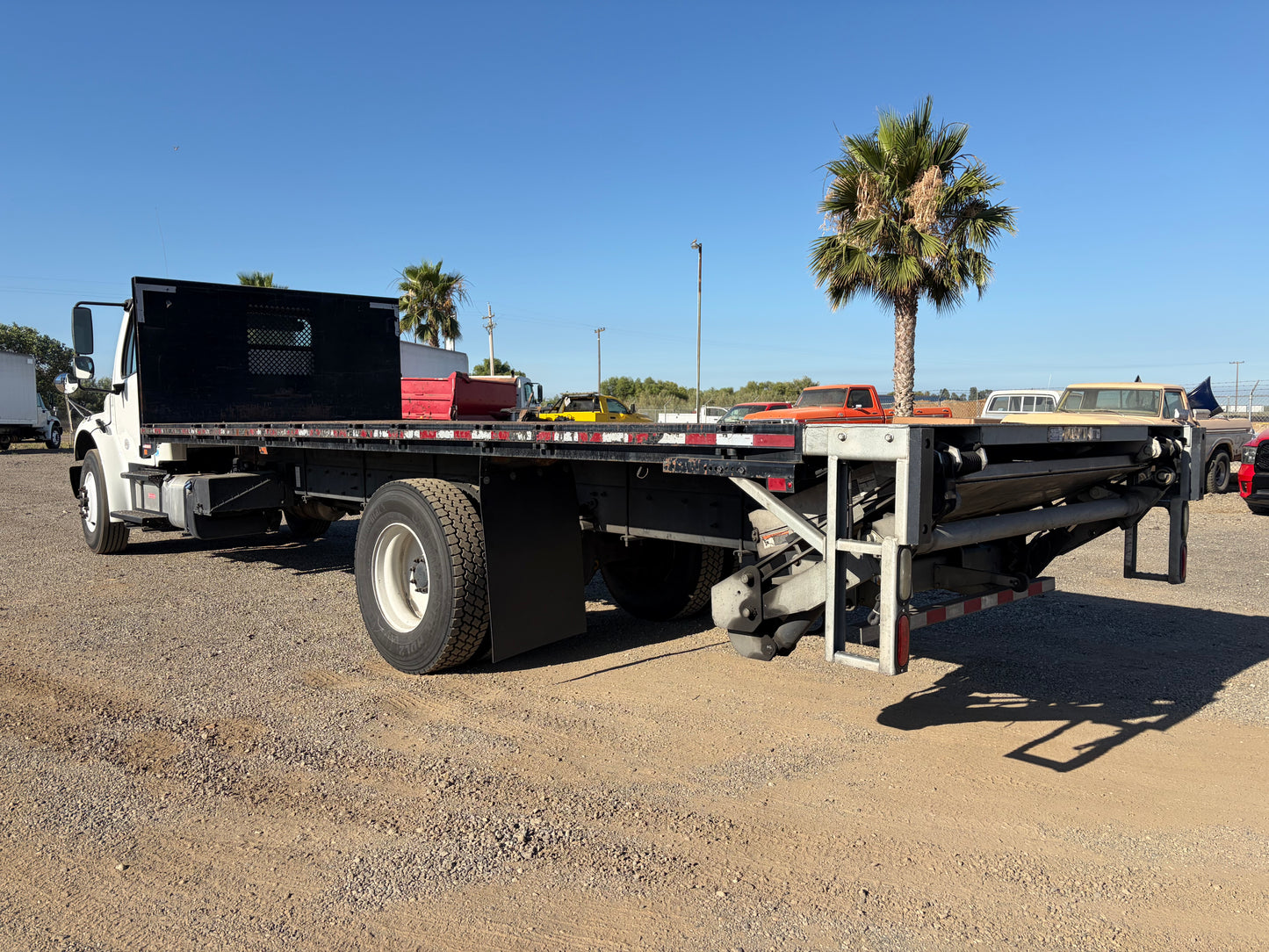 2018 Freightliner M2 (22FT FLATBED)