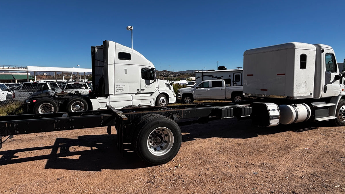 2019 FREIGHTLINER CASCADIA SLEEPER (CHASSIS)