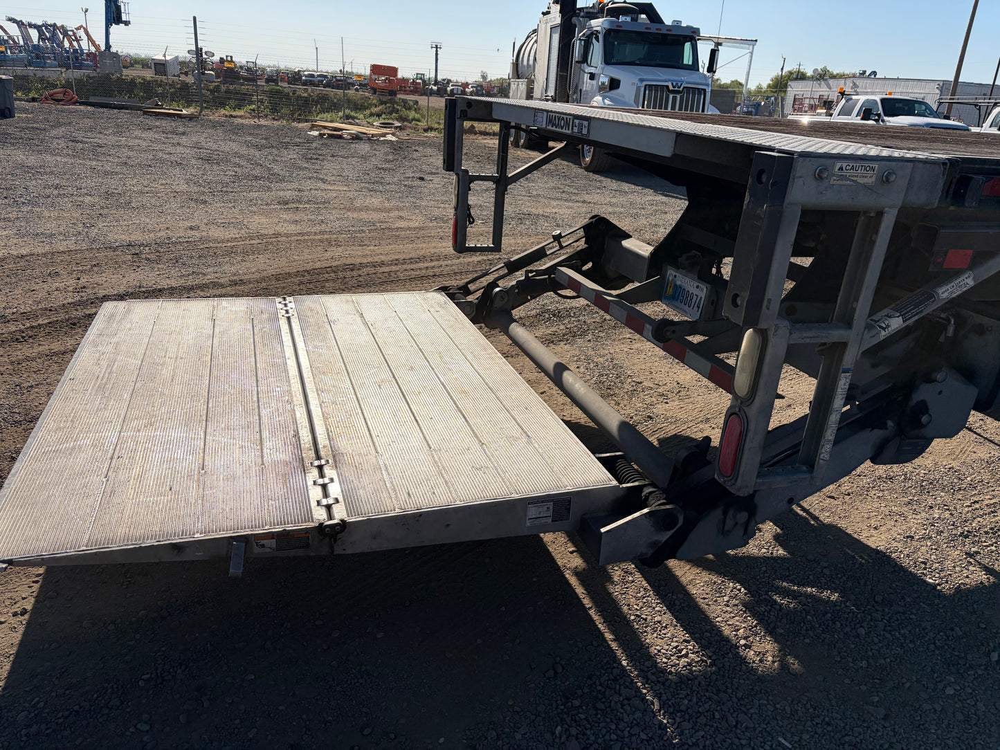2018 Freightliner M2 (22FT FLATBED)