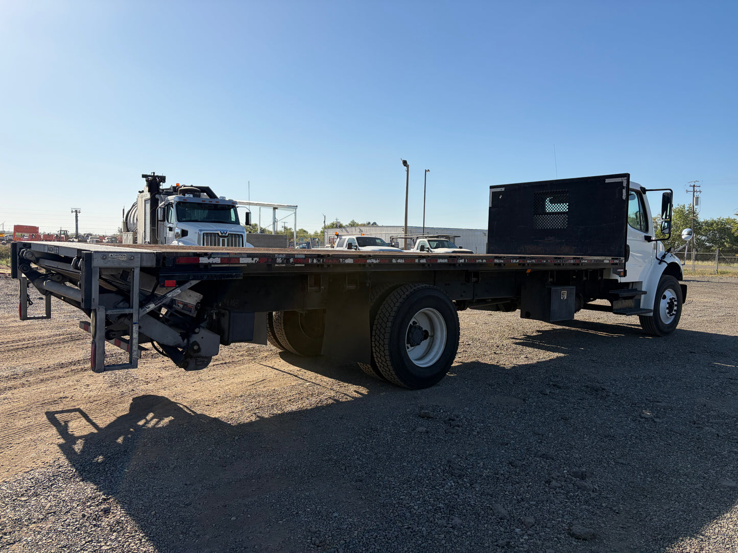 2018 Freightliner M2 (22FT FLATBED)