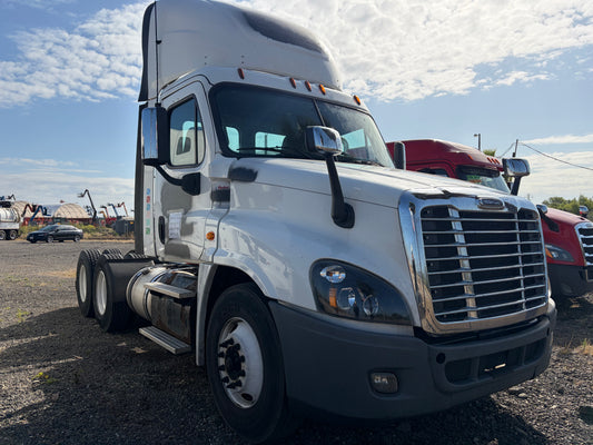 2018 Freightliner Cascadia 125 day cab/ Cummins X15
