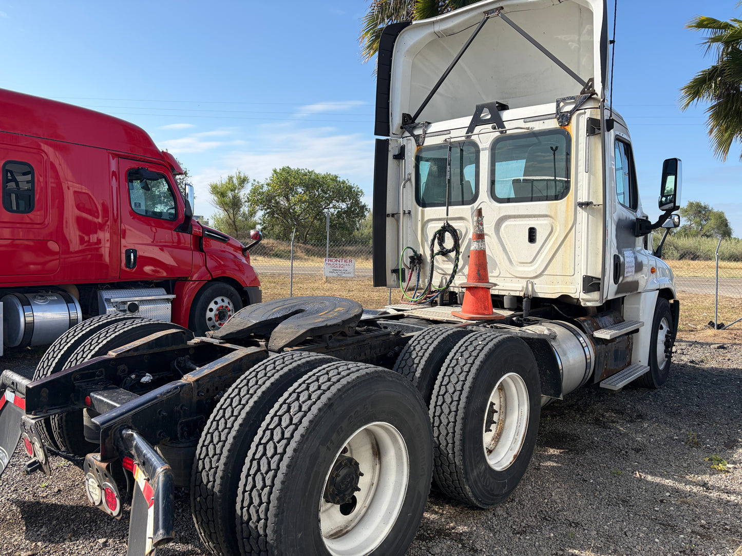 2018 Freightliner Cascadia 125 day cab/ Cummins X15